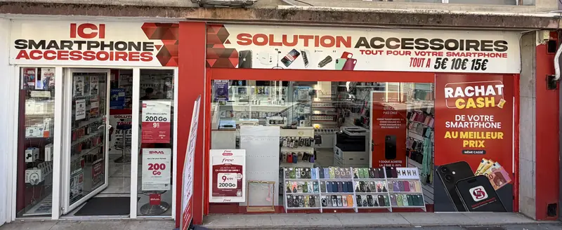 Façade de Solution Accessoires, 21 rue Gambetta à Mâcon : enseignes « Ici smartphone accessoires » et « Solution Accessoires »