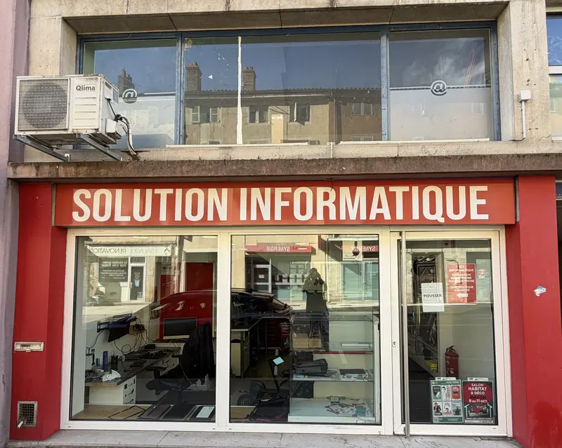 Façade de Solution Informatique, 21 rue Gambetta à Mâcon : enseigne rouge Solution Informatique au-dessus de la vitrine