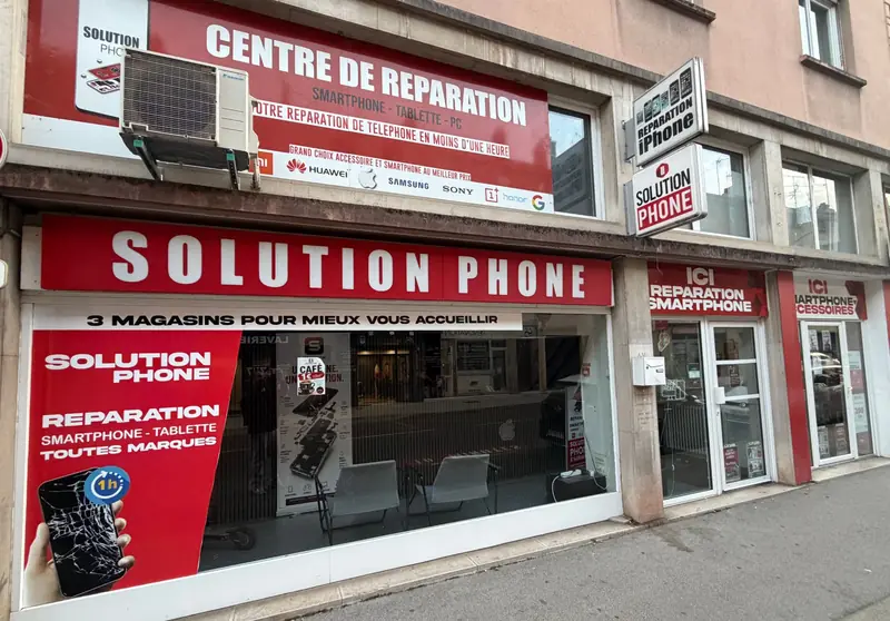 Façade de Solution Phone, 21 rue Gambetta à Mâcon : vitrine « Centre de réparation » et enseigne rouge Solution Phone