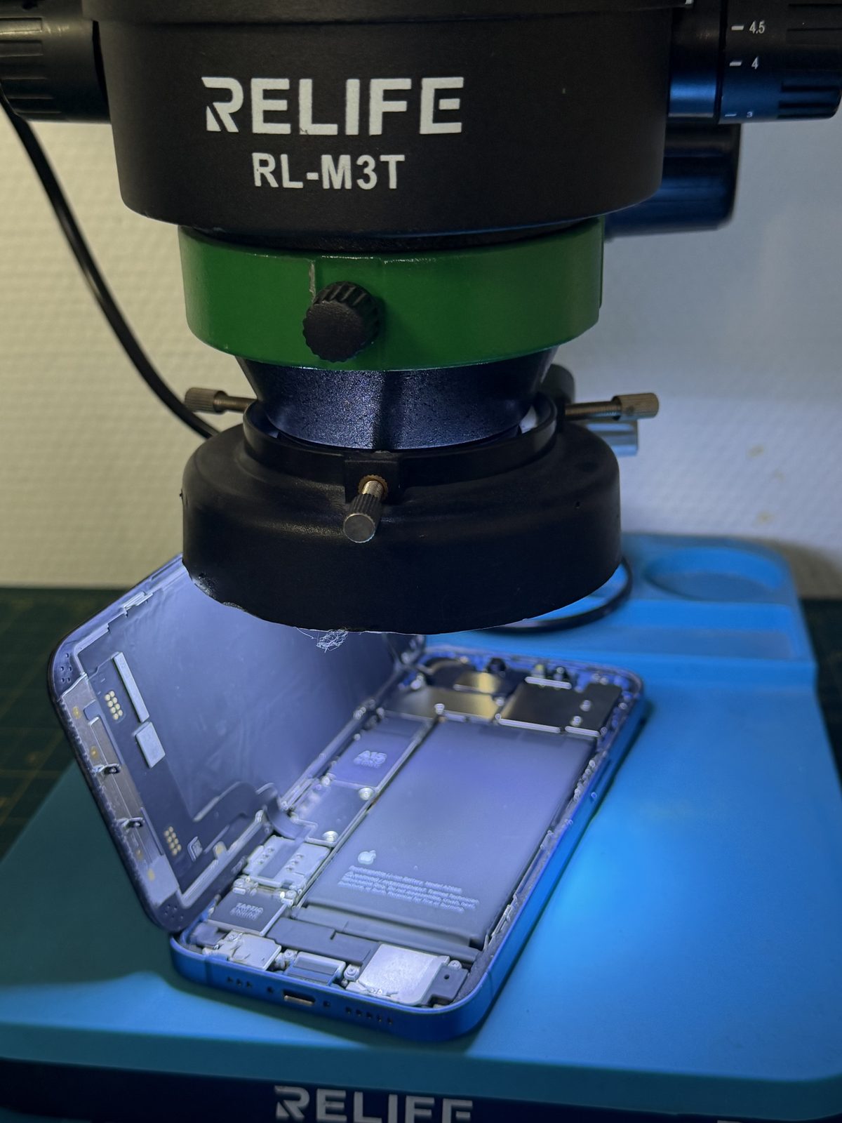 Microscope RELIFE RL-M3T utilisé pour micro-soudure smartphone chez Solution Phone Mâcon